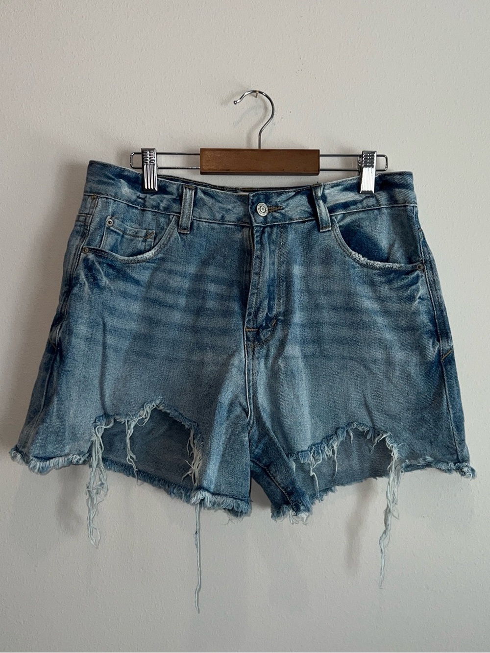 Kensie Jean Denim Shorts Medium Wash Frayed Heavy Destruction Cutoffs Size 6/28